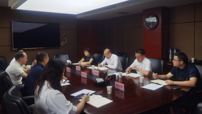 8月4日上午，甘肅藥業(yè)投資集團(tuán)有限公司黨委書(shū)記、董事長(zhǎng)周榮及副總經(jīng)理張世俊等一行4人前往甘肅省科技廳，拜會(huì)省科技廳黨組書(shū)記、廳長(zhǎng)張世榮。雙方圍繞整合中醫(yī)藥優(yōu)勢(shì)資源、強(qiáng)化創(chuàng)新聯(lián)合體建設(shè)、培育高層次創(chuàng)新創(chuàng)
