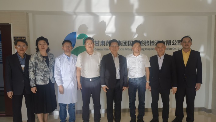 2023年8月21日下午，泰國(guó)衛(wèi)生部傳統(tǒng)和替代醫(yī)學(xué)司司長(zhǎng)王通財(cái)，泰國(guó)駐西安總領(lǐng)事館總領(lǐng)事韓美玲，泰國(guó)衛(wèi)生部傳統(tǒng)和替代醫(yī)學(xué)司副司長(zhǎng)特萬(wàn)，泰國(guó)傳統(tǒng)和替代醫(yī)學(xué)部顧問(wèn)文夢(mèng)賢，瓦納拉特納泰國(guó)傳統(tǒng)和替代醫(yī)學(xué)系替代
